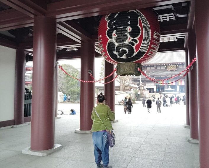 Un edificio tradicional japonés con pilares rojos y un farol decorativo grande. 3