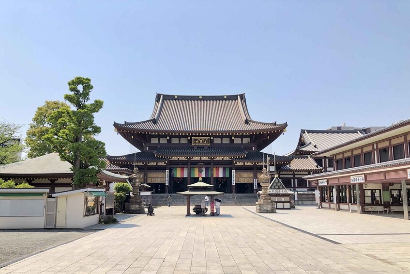Un edificio japonés tradicional con tejado de cerámica y una entrada central. 1