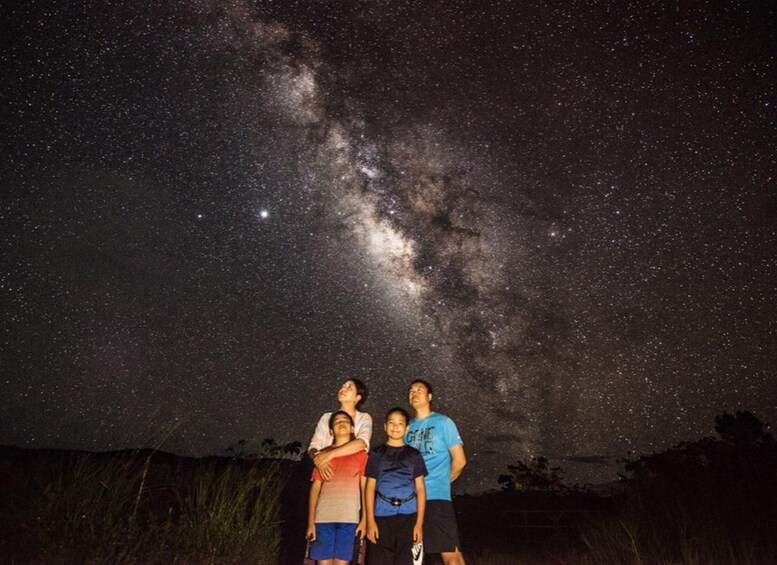 Un grupo de personas bajo un cielo estrellado con la Vía Láctea visible. 5