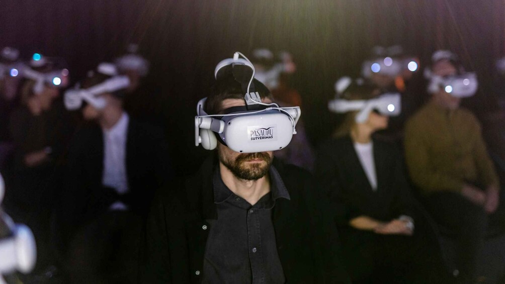 A person wearing a VR headset with the brand 'Pasaallu' visible. 4