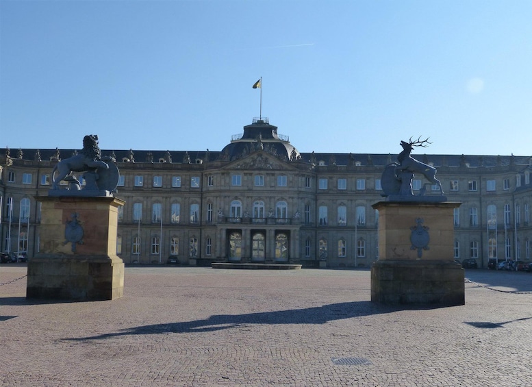 En historisk bygning med to statuer foran. 2