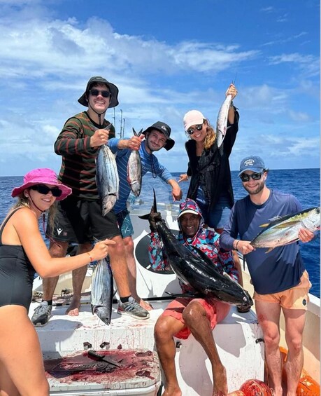 Un grupo de personas en un bote sosteniendo peces. 2