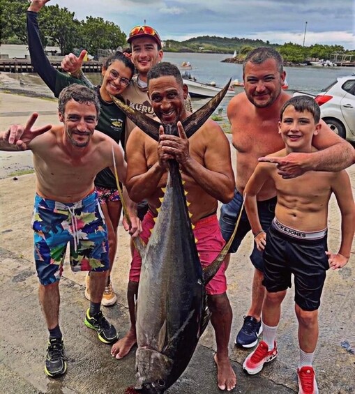 Un grupo de personas posando con un pez grande. 3