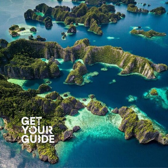 Vista aérea de una cadena de islas verdes y exuberantes rodeadas de aguas azules cristalinas. 1