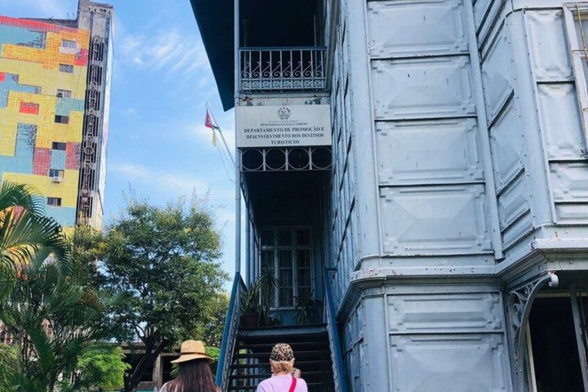 A staircase leading to a building with a sign that reads 'DEPARTAMENTOS DE RECURSO E TURISMO.' 3