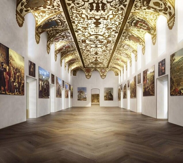 Taidegalleria, jossa on pitkä käytävä, koristeellinen katto ja maalauksia seinillä. 3
