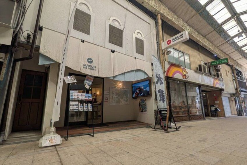A building with signage for 'SUICUN RIB TOURS' and a 'SUICUN' store. 4