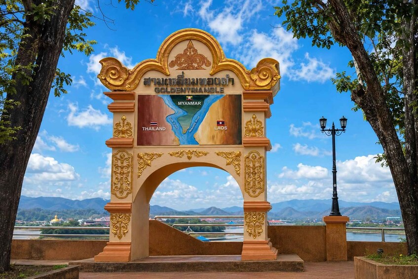 En gylden buegang med et kort over Myanmar, Thailand og Laos. 5