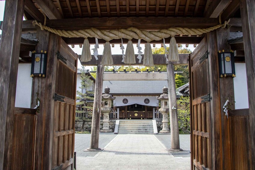 Un torii japonés tradicional con pilares de madera y techo de tejas. 4