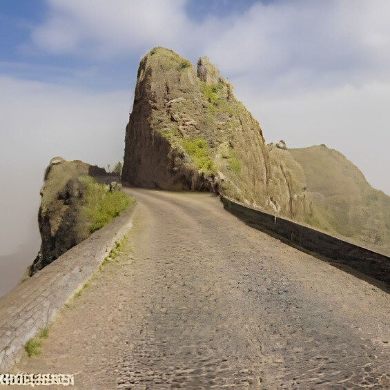 Un camino de montaña sinuoso y estrecho, flanqueado por acantilados rocosos. 2