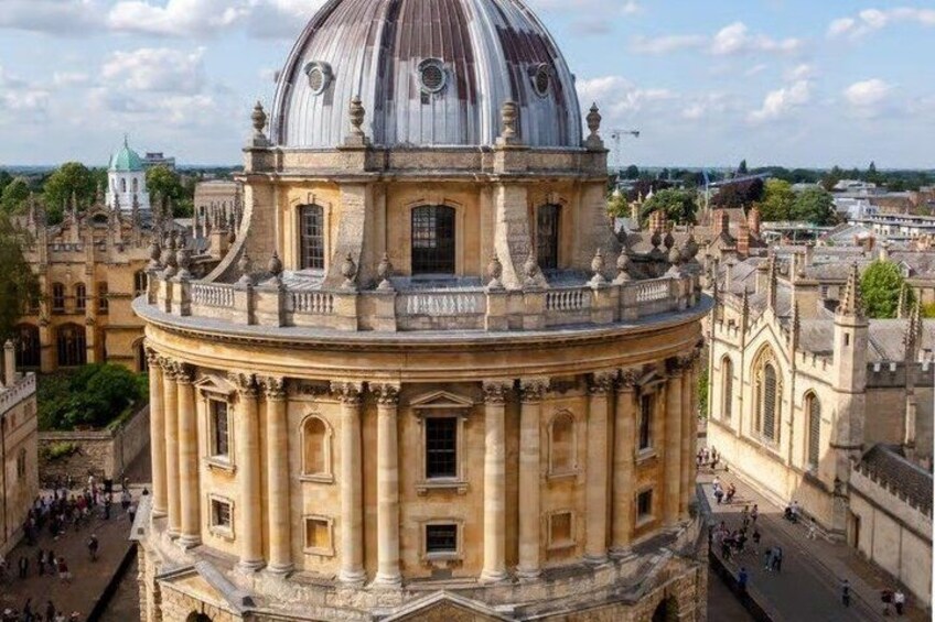 A historic building with a large dome and classical architecture. 1