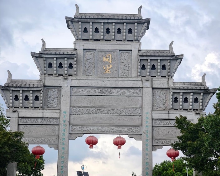 Una puerta tradicional china con tallas elaboradas y faroles rojos. 4
