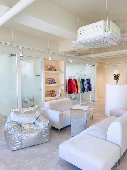 Een modern interieur met witte meubels, een kledingrek en een grote airconditioning. 3