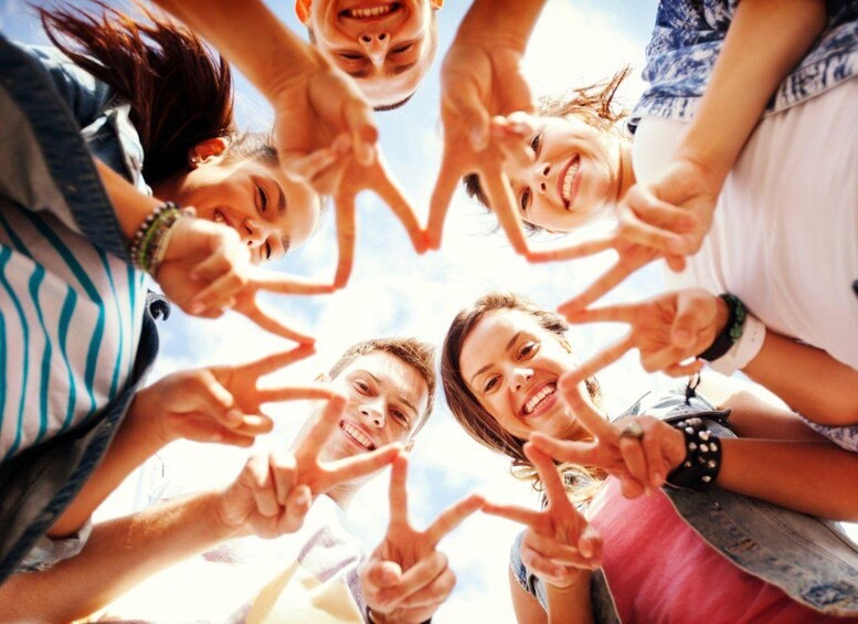 Un grupo de personas formando un corazón con las manos. 1