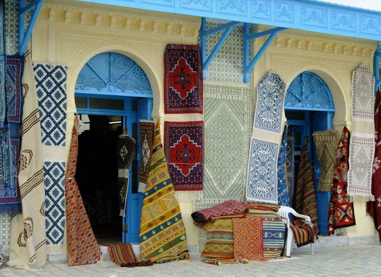 Tienda con textiles coloridos exhibidos afuera. 2