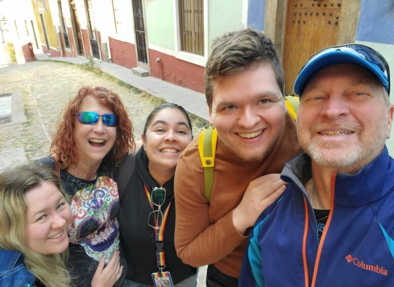 Un grupo de personas al aire libre, algunas con mochilas y una con un lanyard. 5