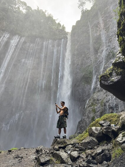 Una persona fotografiando una cascada. 5