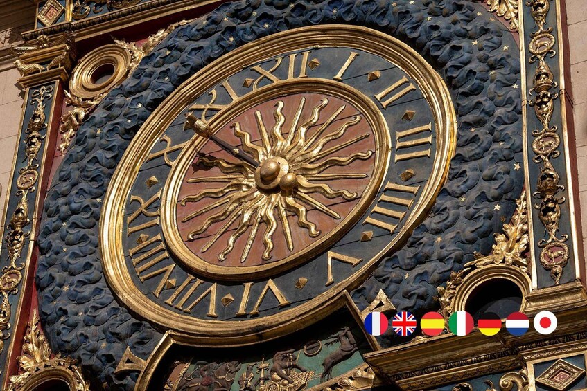 Un reloj astronómico detallado con números romanos y un diseño similar al sol. 1
