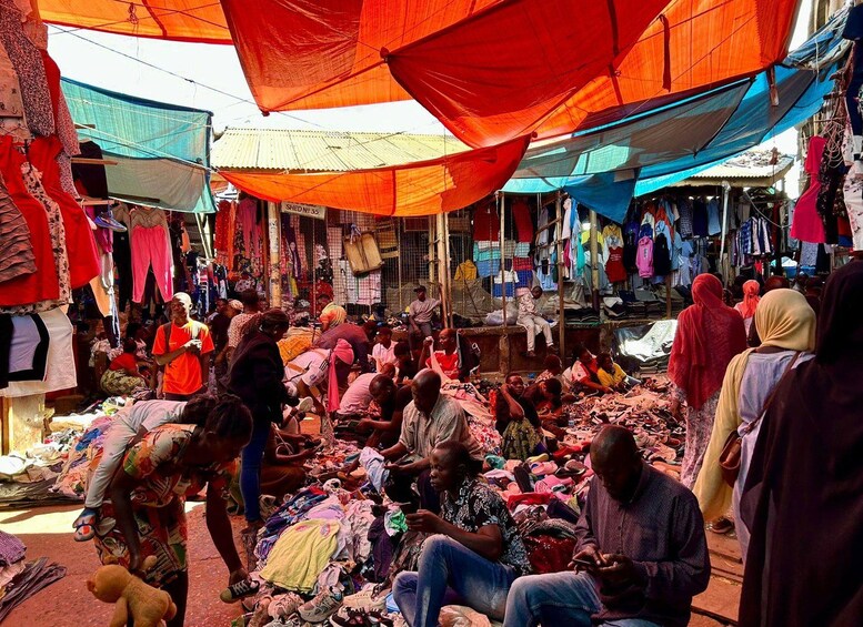 Un mercado al aire libre animado, con gente mirando y vendiendo productos. 1