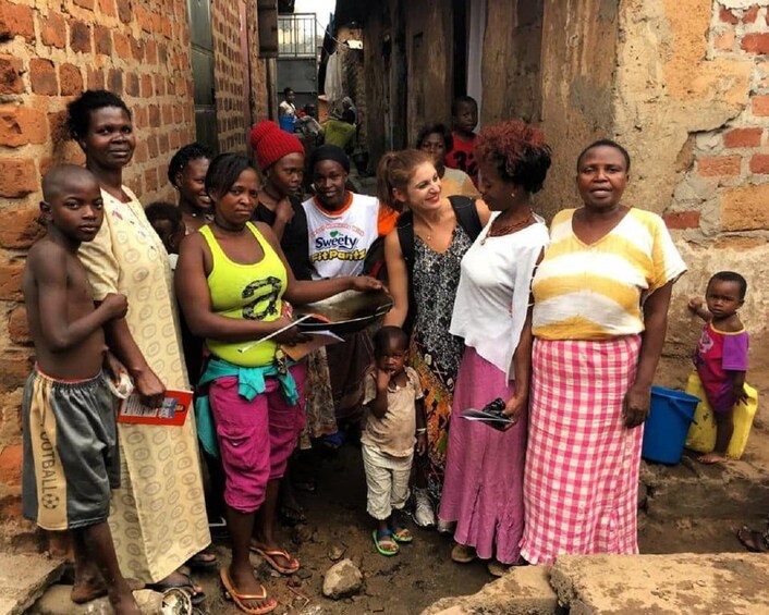 Un grupo de personas de pie en un estrecho callejón con paredes de ladrillo. 3