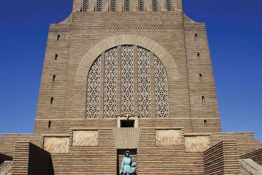 Un amplio ventanal de arco con elaborados diseños de celosía en la fachada de un edificio. 2