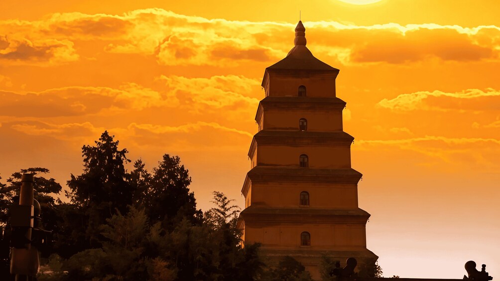 Un pagodas de varios niveles contra un cielo al atardecer. 2
