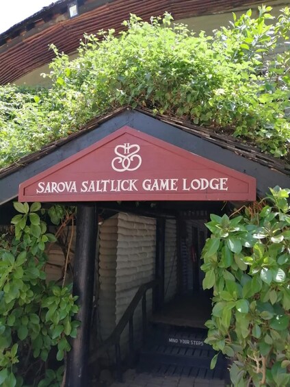 Skilt for Sarova Saltlick Game Lodge med en logo over navnet. 5
