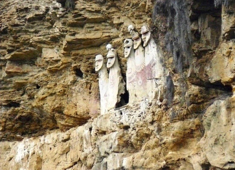 Estatuas antiguas de piedra sobre un acantilado rocoso. 3