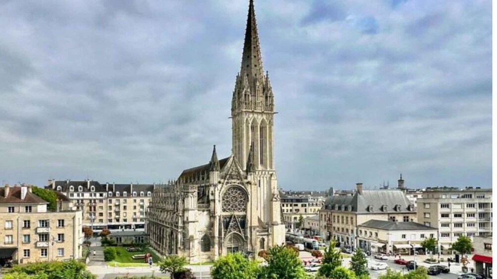 Una catedral con una aguja alta, rodeada de edificios urbanos y áreas verdes. 3