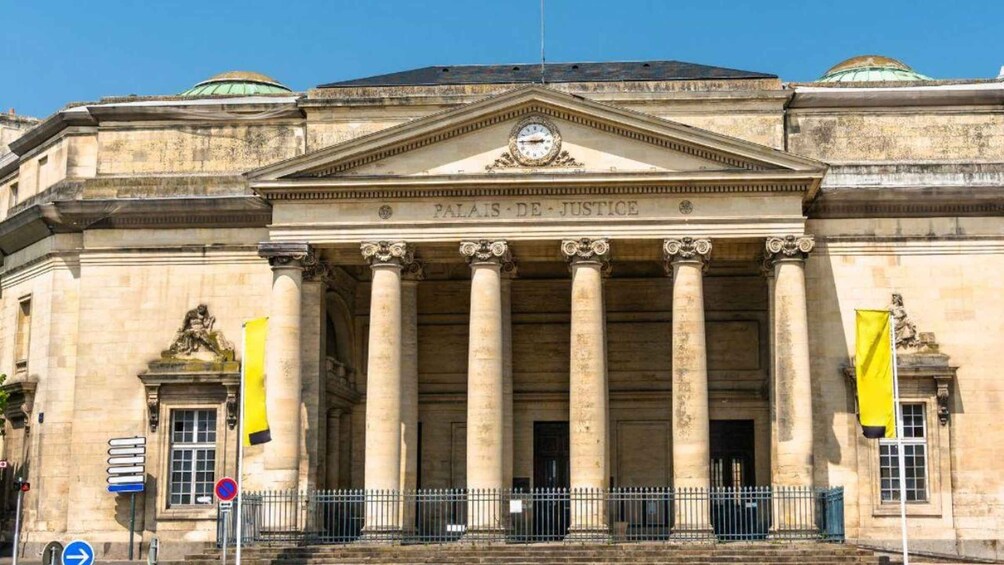 Un edificio imponente con columnas y la inscripción 'PALAIS DE JUSTICE'. 5