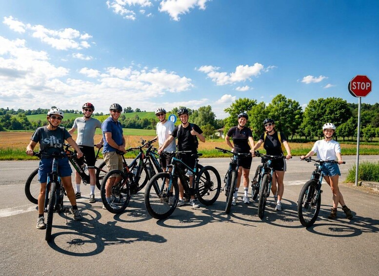 En gruppe cyklister står på en vej med et stopskilt i baggrunden. 5