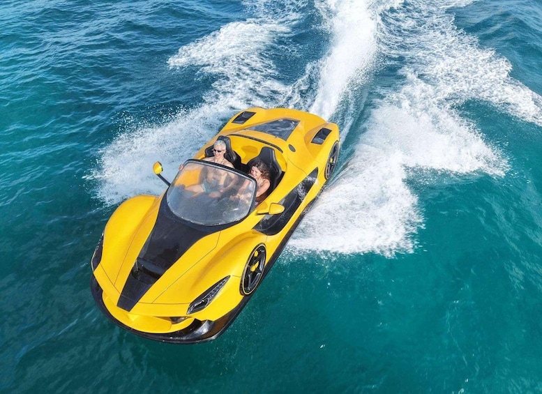 Une voiture de sport jaune fonce à toute vitesse sur l’océan, laissant derrière elle une large vague. 1