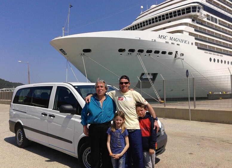 Eine Familie posiert vor einem großen Kreuzfahrtschiff namens MSC MAGNIFICA. 4