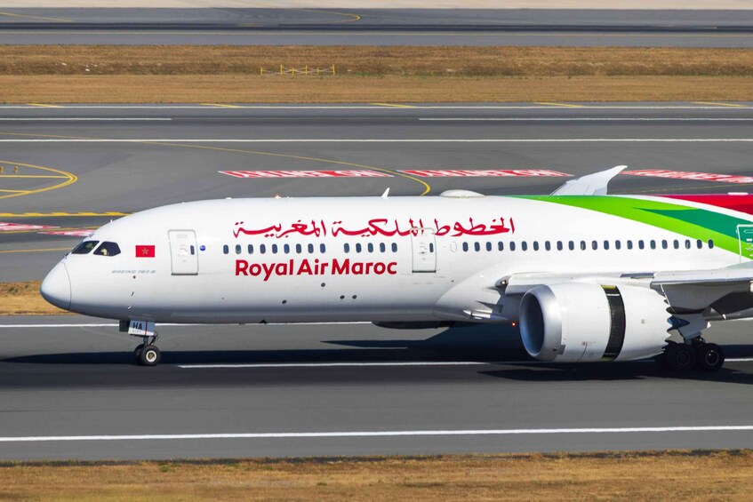 Ein Royal Air Maroc Flugzeug auf dem Rollfeld. 3