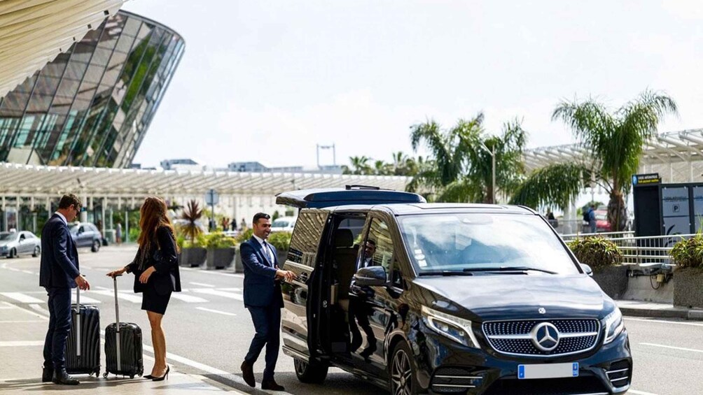 Ein Mercedes-Benz SUV steht auf dem Flughafen, während Passagiere aussteigen. 2