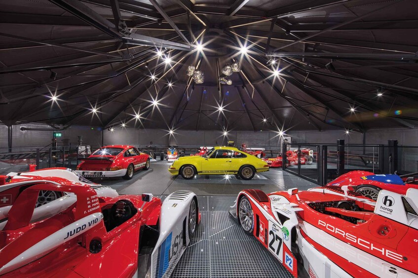 Une collection de voitures de course anciennes exposée dans un musée. 5