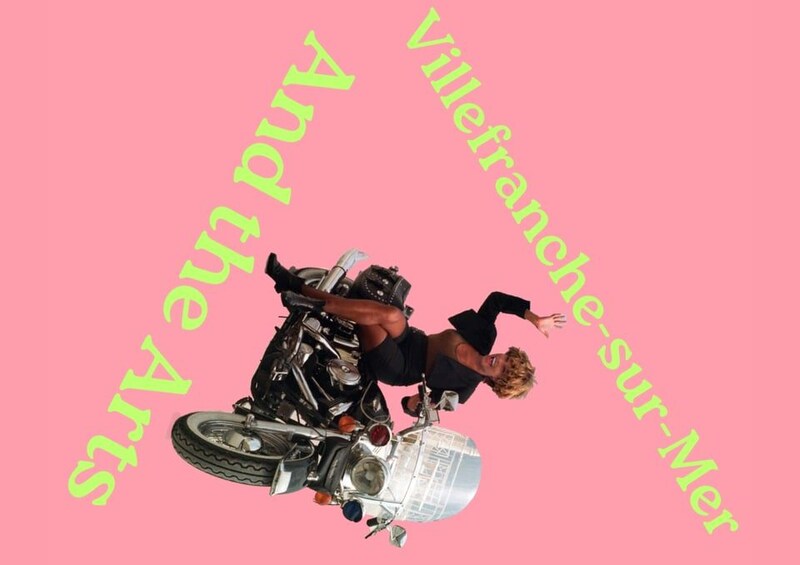 A person on a motorcycle with a pink background and text in French. 5