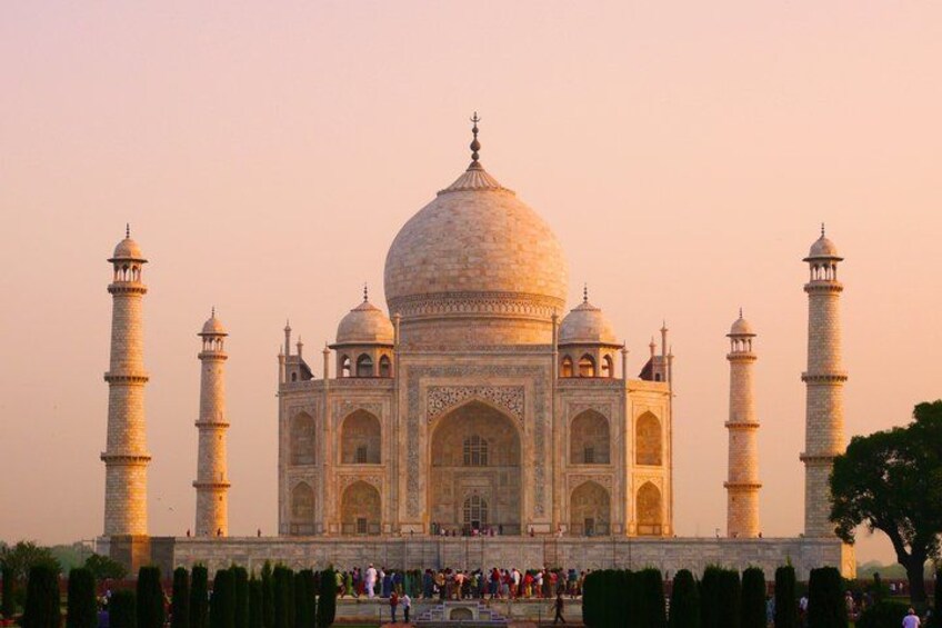 The Taj Mahal with four minarets and a large dome. 4