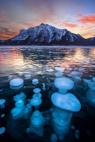 Cordillera al atardecer con formaciones de hielo en primer plano. 1