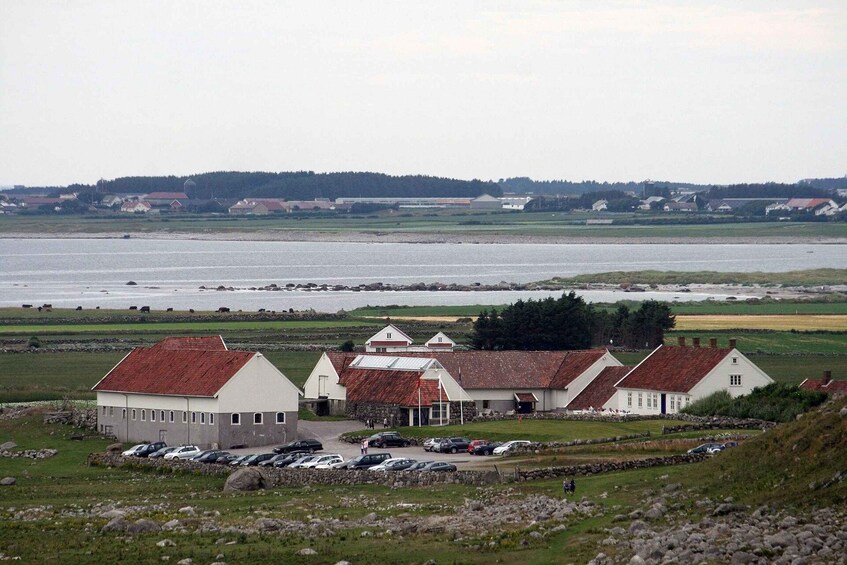 En kystlandsby med hvide huse og en parkeringsplads. 4