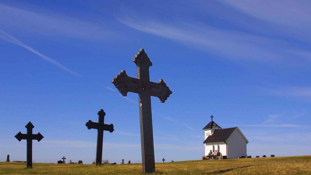 Landskab med flere kors og en lille kirke. 1