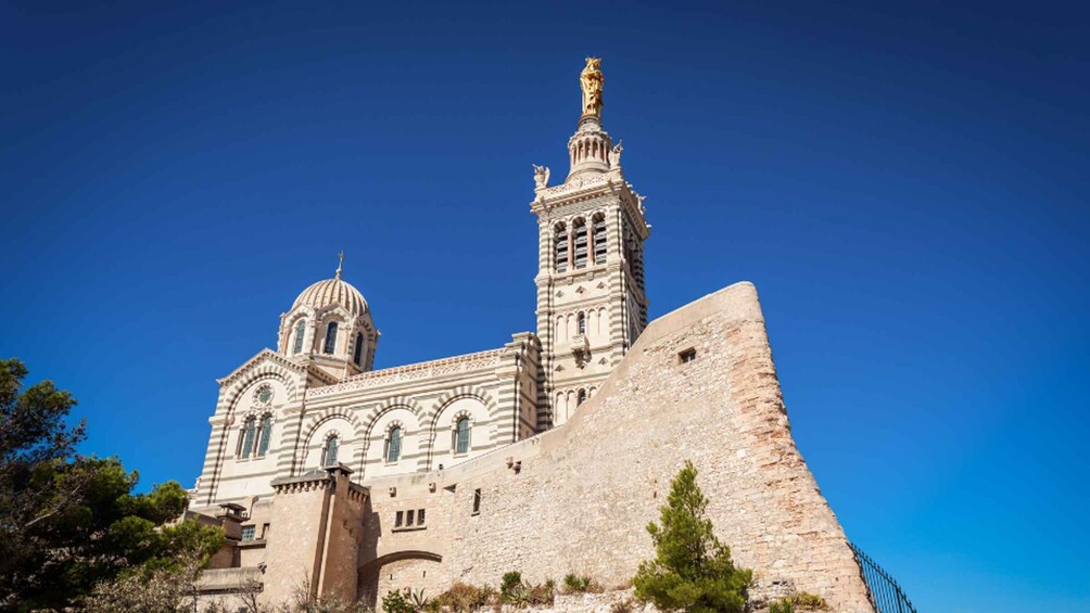 A large, historic building with a prominent dome and two towers. 3