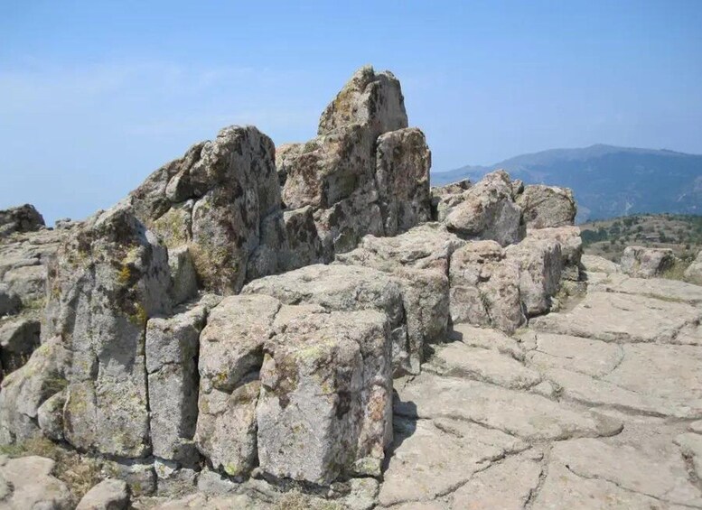 Terreno rocoso con grandes rocas y cielo despejado. 1