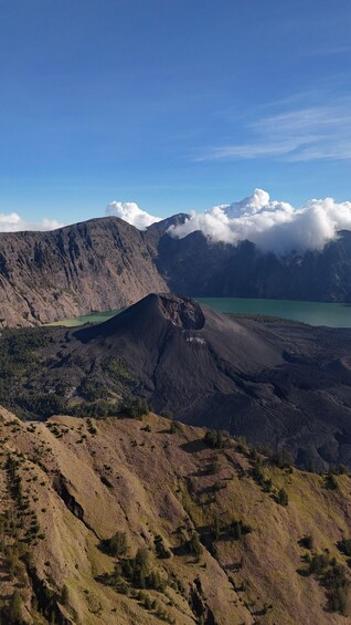 Eine Berglandschaft mit einem See und einem Vulkan. 1