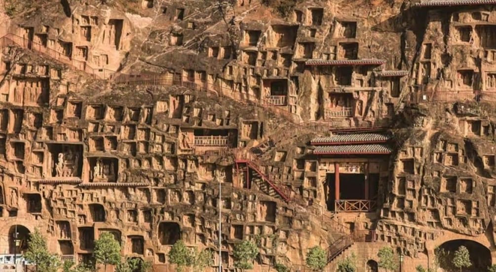 Una pared rocosa con nichos labrados y escaleras. 1