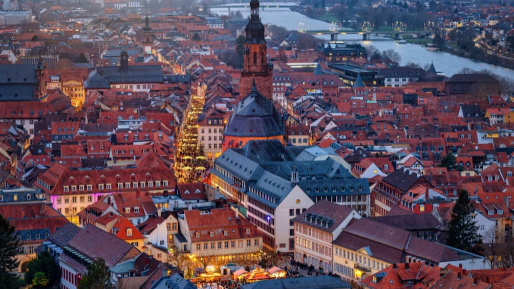 Un paisaje urbano con edificios históricos, un río y una imponente torre de iglesia. 2