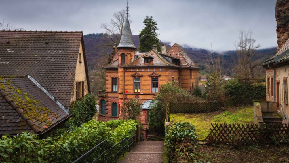 Un edificio de estilo europeo tradicional, con un techo pronunciado y una torre destacada. 4
