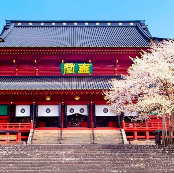 Un edificio tradicional japonés con fachada roja y tejado de tejas. 1