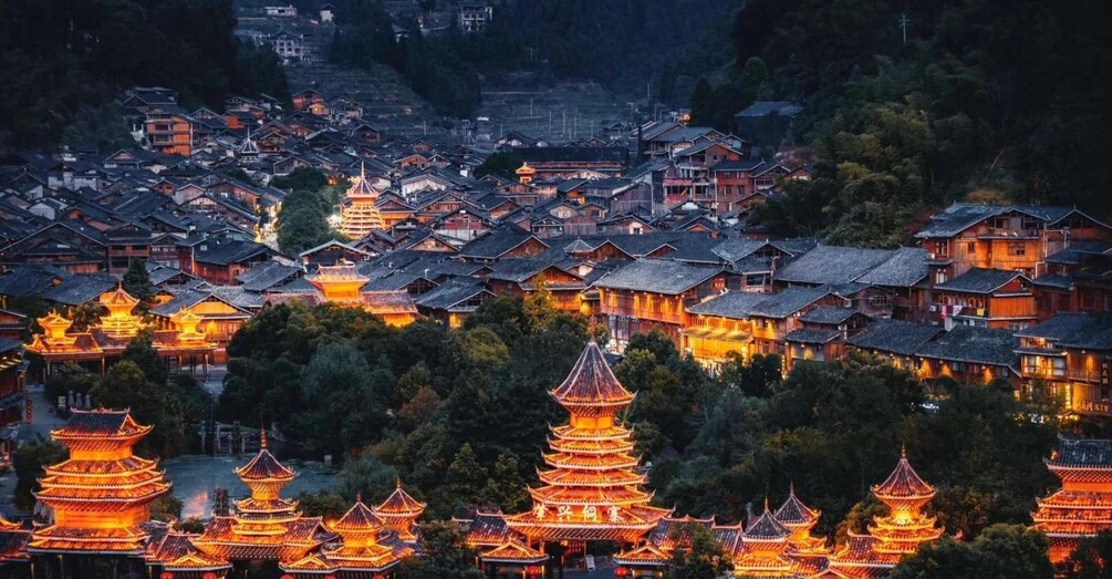 Un pueblo tradicional con varias pagodas y edificios residenciales. 5