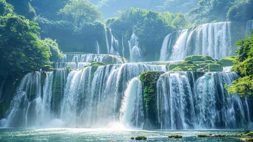 Una cascada de varios niveles rodeada de exuberante vegetación. 1
